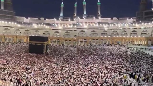 Cekricek.id, Berita Viral – Salat Jumat pertama di Masjidil Haram pada minggu pertama Ramadhan tahun ini sukses membuat banyak orang terkesima. Pasalnya, jika dilihat dari atas, para jemaah yang ramai memadati tempat ibadah umat muslim ini terlihat seperti lautan manusia yang memenuhi setiap sudutnya.