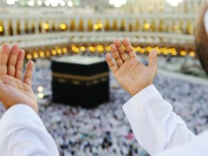 Cekricek.id – Rombongan Jemaah umrah tunanetra sukses membuat orang-orang terharu dengan keinginan kuat mereka untuk melaksanakan ibadah di tanah suci. Meski berkekurangan, mereka tampak begitu kompak dengan berjalan beriringan dan saling berpegangan pada pundak satu sama lain.
