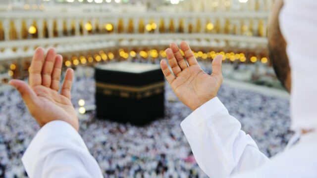 Cekricek.id – Rombongan Jemaah umrah tunanetra sukses membuat orang-orang terharu dengan keinginan kuat mereka untuk melaksanakan ibadah di tanah suci. Meski berkekurangan, mereka tampak begitu kompak dengan berjalan beriringan dan saling berpegangan pada pundak satu sama lain.