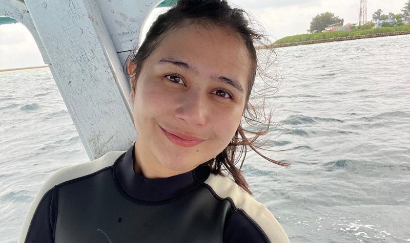 Cekricek.id, Berita Seleb dan Berita Artis – Prilly Latuconsina membuat para penggemarnya terpesona dengan wajah tanpa make up yang dia pamerkan pada salah satu unggahan. Bareface yang dimilikinya disebut-sebut mirip kulit bule karena selain putih juga memiliki sejumlah freckles di kedua pipi.