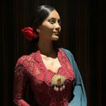 Cekricek.id, Berita Seleb dan Berita Artis – Artis cantik Erika Carlina tampak begitu menawan dengan balutan kebaya merah dalam foto terbaru yang dibagikannya. Kulit eksotisnya yang berpadu dengan warna pakaiannya yang gelap dan kental membuat penampilannya semakin cantik dan memesona.