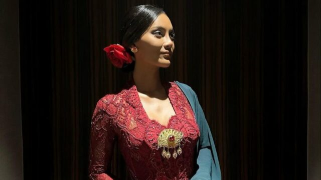 Cekricek.id, Berita Seleb dan Berita Artis – Artis cantik Erika Carlina tampak begitu menawan dengan balutan kebaya merah dalam foto terbaru yang dibagikannya. Kulit eksotisnya yang berpadu dengan warna pakaiannya yang gelap dan kental membuat penampilannya semakin cantik dan memesona.