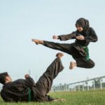 Cekricek.id – Tawuran antar pesilat yang terjadi di daerah Nganjuk, Jawa Timur sukses hebohkan jagad dunia maya. Berbeda dari yang biasanya dijumpai, kali ini bukan anak sekolahan yang bikin heboh melainkan orang-orang yang dengan pakaian serba hitam yang belajar ilmu bela diri.