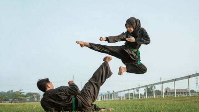 Cekricek.id – Tawuran antar pesilat yang terjadi di daerah Nganjuk, Jawa Timur sukses hebohkan jagad dunia maya. Berbeda dari yang biasanya dijumpai, kali ini bukan anak sekolahan yang bikin heboh melainkan orang-orang yang dengan pakaian serba hitam yang belajar ilmu bela diri.