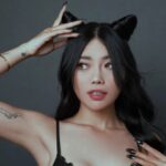 Cekricek.id, Berita Seleb dan Berita Artis – Wendy Walters tampil begitu cantik dengan balutan dress hitam serta rambut yang dikuncir mirip telinga membuatnya mirip manusia kucing. Banyak yang mengira bahwa dengan penampilannya itu akan membuat mantan suaminya, Reza Arap menyesal telah bercerai dengannya.