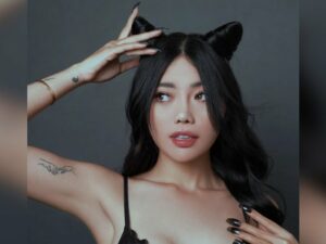 Cekricek.id, Berita Seleb dan Berita Artis – Wendy Walters tampil begitu cantik dengan balutan dress hitam serta rambut yang dikuncir mirip telinga membuatnya mirip manusia kucing. Banyak yang mengira bahwa dengan penampilannya itu akan membuat mantan suaminya, Reza Arap menyesal telah bercerai dengannya.