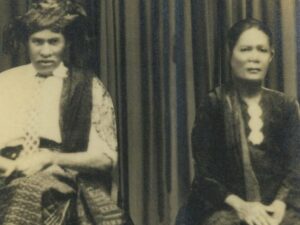 Cekricek.id, Berita Seleb dan Berita Artis – Pengacara kondang, Hotman Paris membagikan sebuah foto lawas melalui sosial medianya baru-baru ini. Potret hitam putih yang menampilkan sosok pria dan wanita dengan pakaian adat itu disebut sebagai leluhurnya.