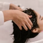 Cekricek.id, Berita Viral - Shamli Pujari, seorang trans yang kini bekerja di salon khusus LGBT menceritakan kisah pahit yang dialaminya ketika menjadi pekerja lepas. Dia sulit mendapatkan pekerjaan tetap sesuai bidangnya yaitu ahli kecantikan. Setiap kali dia datang ke salon, pemiliknya menghargai keahliannya namun menolak untuk mempekerjakannya karena jenis kelaminnya.