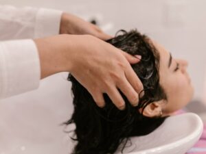 Cekricek.id, Berita Viral - Shamli Pujari, seorang trans yang kini bekerja di salon khusus LGBT menceritakan kisah pahit yang dialaminya ketika menjadi pekerja lepas. Dia sulit mendapatkan pekerjaan tetap sesuai bidangnya yaitu ahli kecantikan. Setiap kali dia datang ke salon, pemiliknya menghargai keahliannya namun menolak untuk mempekerjakannya karena jenis kelaminnya.