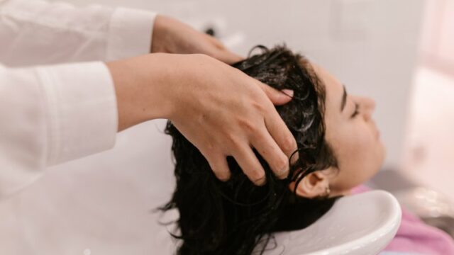 Cekricek.id, Berita Viral - Shamli Pujari, seorang trans yang kini bekerja di salon khusus LGBT menceritakan kisah pahit yang dialaminya ketika menjadi pekerja lepas. Dia sulit mendapatkan pekerjaan tetap sesuai bidangnya yaitu ahli kecantikan. Setiap kali dia datang ke salon, pemiliknya menghargai keahliannya namun menolak untuk mempekerjakannya karena jenis kelaminnya.