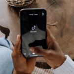 Cekricek.id - Semakin banyak pekerja muda yang menyamaikan pengunduran diri mereka secara real-time. Fenomena yang disebut quittok ini tengah menjadi perbincangan banyak orang, termasuk latar belakang yang menyebabkannya bisa terjadi. Bahkan, video-video yang ramai itu telah mengumpulkan jutaan penayangan.