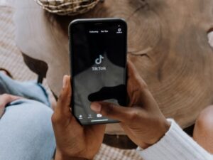 Cekricek.id - Semakin banyak pekerja muda yang menyamaikan pengunduran diri mereka secara real-time. Fenomena yang disebut quittok ini tengah menjadi perbincangan banyak orang, termasuk latar belakang yang menyebabkannya bisa terjadi. Bahkan, video-video yang ramai itu telah mengumpulkan jutaan penayangan.