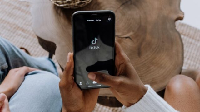 Cekricek.id - Semakin banyak pekerja muda yang menyamaikan pengunduran diri mereka secara real-time. Fenomena yang disebut quittok ini tengah menjadi perbincangan banyak orang, termasuk latar belakang yang menyebabkannya bisa terjadi. Bahkan, video-video yang ramai itu telah mengumpulkan jutaan penayangan.