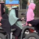 Cekricek.id, Berita Viral – Belakangan ini viral sebuah video yang memperlihatkan empat orang wanita behijab dengan tiga di antaranya memakai cadar naik motor ATV di tepi pantai. Mereka pun jadi pusat perhatian saat itu hingga menjadi perbincangan di kalangan warganet.