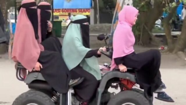 Cekricek.id, Berita Viral – Belakangan ini viral sebuah video yang memperlihatkan empat orang wanita behijab dengan tiga di antaranya memakai cadar naik motor ATV di tepi pantai. Mereka pun jadi pusat perhatian saat itu hingga menjadi perbincangan di kalangan warganet.