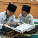 Cekricek.id, Portal Islam – Pada bulan Ramadhan, kita pasti sering mendengar ungkapan bahwa setan-setan pada masa ini akan dibelenggu sehingga tak bisa mengganggu manusia. Namun, pada kenyataannya hal itu tidak membuat kejahatan semata-mata hilang dari muka bumi.