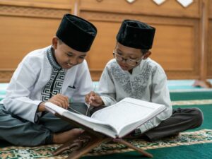 Cekricek.id, Portal Islam – Pada bulan Ramadhan, kita pasti sering mendengar ungkapan bahwa setan-setan pada masa ini akan dibelenggu sehingga tak bisa mengganggu manusia. Namun, pada kenyataannya hal itu tidak membuat kejahatan semata-mata hilang dari muka bumi.