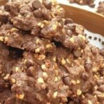 Cekricek.id, Kuliner – Resep choco nut cookies bisa dijadikan sebagai salah satu cemilan andalan pengisi toples kaca di meja tamu. Terlebih untuk momen lebaran yang menuntut banyak orang untuk menghidangkan ragam kue manis dan enak. Selain itu, menjadikannya sebagai makanan berbuka puasa juga bukanlah ide yang buruk.