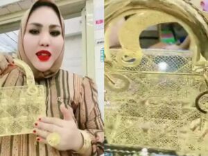 Cekricek.id, Berita Viral – Seorang wanita paruh baya di Makassar sukses mencuri perhatian karena tas emas yang dia beli di sebuah toko baru-baru ini. Jinjingan tangan berukuran kecil itu seratus persen terbuat dari bahan emas. Harga yang dikeluarkan untuk mendapatkan barang unik dan fenomenal itu pun tak kalah mencengangkan.