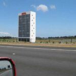 Cekricek.id - Hotel EastLink yang terletak di sepanjang jalan raya di luar Melbourne, di negara bagian Victoria Australia ini sering membuat orang-orang terkecoh. Bangunan bertingkat tinggi yang terlihat seperti hotel ini pada kenyataannya hanyalah sebuah patung yang tidak biasa.