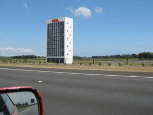 Cekricek.id - Hotel EastLink yang terletak di sepanjang jalan raya di luar Melbourne, di negara bagian Victoria Australia ini sering membuat orang-orang terkecoh. Bangunan bertingkat tinggi yang terlihat seperti hotel ini pada kenyataannya hanyalah sebuah patung yang tidak biasa.