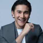 Cekricek.id, Film – Vino G. Bastian selalu sukses membuat penontonnya terpukau setiap kali dirinya membintangi sebuah film layar lebar. Aktor tampan yang sudah lama berkecimpung di dunia hiburan bahkan sejak tahun 2004 lalu. Tentunya, sudah ada puluhan judul dan karakter yang diperankannya.