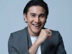 Cekricek.id, Film – Vino G. Bastian selalu sukses membuat penontonnya terpukau setiap kali dirinya membintangi sebuah film layar lebar. Aktor tampan yang sudah lama berkecimpung di dunia hiburan bahkan sejak tahun 2004 lalu. Tentunya, sudah ada puluhan judul dan karakter yang diperankannya.