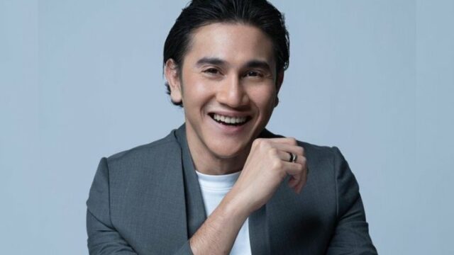 Cekricek.id, Film – Vino G. Bastian selalu sukses membuat penontonnya terpukau setiap kali dirinya membintangi sebuah film layar lebar. Aktor tampan yang sudah lama berkecimpung di dunia hiburan bahkan sejak tahun 2004 lalu. Tentunya, sudah ada puluhan judul dan karakter yang diperankannya.