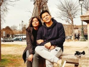 Cekricek.id, Berita Seleb dan Berita Artis – Alleia, anak semata wayang Ariel Noah memang sering membuat publik penasaran. Sebagai putri dari penyanyi terkenal yang digilai banyak wanita semasa mudanya, tentu saja dia pun berkesempatan untuk disorot juga.