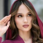Cekricek.id, Berita Seleb dan Berita Artis – Cinta Laura membuat para penggemarnya semakin terpukau dengan penampilan baru yang ia tunjukkan baru-baru ini. Jika biasanya, aktris cantik itu tampil dengan outfit minim bergaya modern, kali ini dia mengenakan selendang dan gamis yang membuatnya terlihat sholeha di mata netizen.