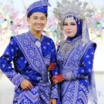 Viral murid menikahi ibu gurunya sendiri yang terpaut usia lima tahun lebih muda darinya, namun tak membuat siswa itu mundur mepet sang guru.