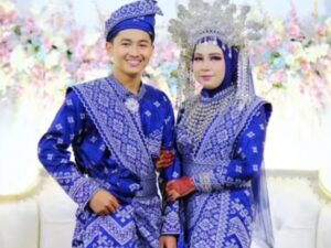 Viral murid menikahi ibu gurunya sendiri yang terpaut usia lima tahun lebih muda darinya, namun tak membuat siswa itu mundur mepet sang guru.