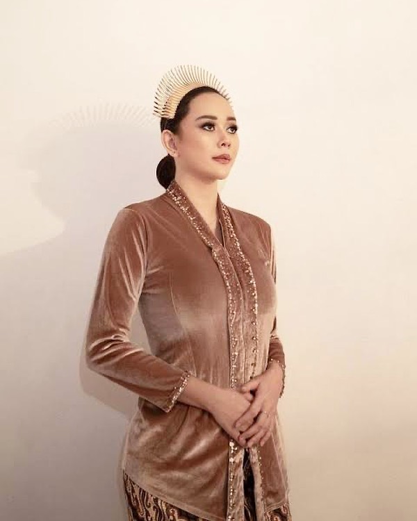 Cekricek.id, Berita Artis dan Berita Seleb - Intip Beda Gaya Aura Kasih dan Nita Gunawan Dengan Pakai Kebaya, Cantikan Mana?