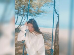 Cekricek.id, Berita Artis dan Berita Seleb - Bermain ayunan jadi cara jitu dari seorang Cassandra Lee untuk melampiaskan kerinduan