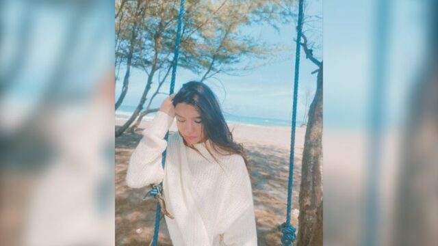 Cekricek.id, Berita Artis dan Berita Seleb - Bermain ayunan jadi cara jitu dari seorang Cassandra Lee untuk melampiaskan kerinduan