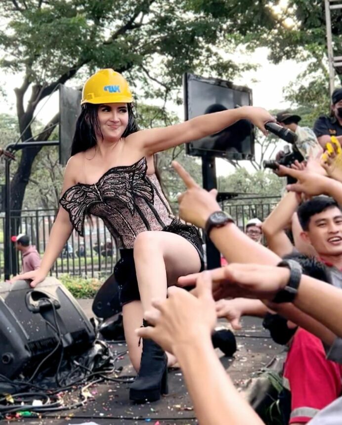 Cekricek.id, Berita Artis dan Berita Seleb - Gaun Diana Dee Starlight Pakai di Panggung Bikin Penonton Melotot