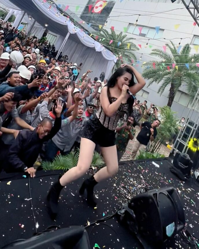Cekricek.id, Berita Artis dan Berita Seleb - Gaun Diana Dee Starlight Pakai di Panggung Bikin Penonton Melotot