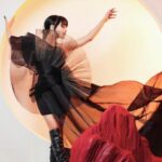 Cekricek.id, Berita Artis dan Berita Seleb - Netizen merasa tetap gerah ketika sudah melakukan duduk jaga jarak saat menatap Fuji.