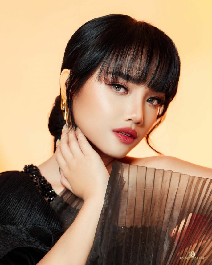 Cekricek.id, Berita Artis dan Berita Seleb - Netizen merasa tetap gerah ketika sudah melakukan duduk jaga jarak saat menatap Fuji. 