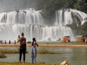 Cekricek.id, Objek Wisata - Ada salah satu gua menakjubkan yang ada di dunia dengan nama Gua Son Doong, menyimpan sungai hingga hutan