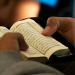 Cekricek.id, Portal Islam - Salah satu kisah menceritakan seorang Hafiz Qur'an yang murtad. Mirisnya lagi di akhir hidupnya hanya ingat 2 ayat saja