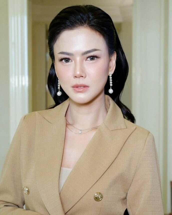 Tampil Formal Berblazer dan Pamer Jidat, Nita Gunawan Mampu Mengalihkan Dunia 6 Lampiran Gambar