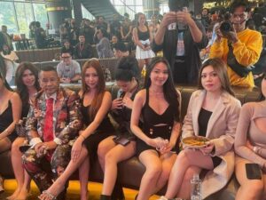 Cekricek.id, Berita Artis dan Berita Seleb - Hotman Paris membagikan video saat dirinya sedang party dengan sejumlah asisten pribadinya.