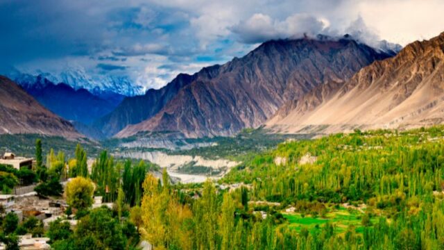 Cekricek.id, Objek Wisata - Mungkin banyak yang belum mengenal daerah Lembah Hunza dan Kalash, penghasil wanita cantik walau terpencil
