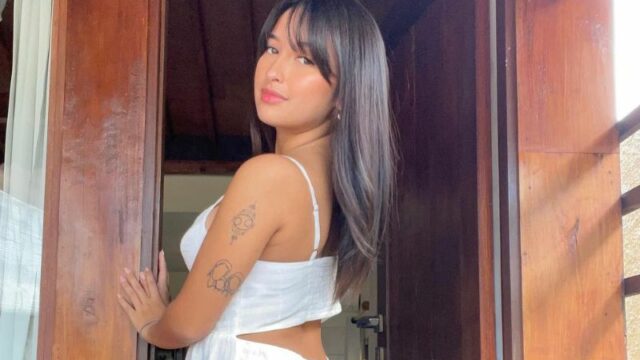 Cekricek.id, Berita Artis dan Berita Seleb - Artis cantik Jennifer Coppen kini memamerkan sebuah foto seadanya saat hanya berdiri di depan pintu.