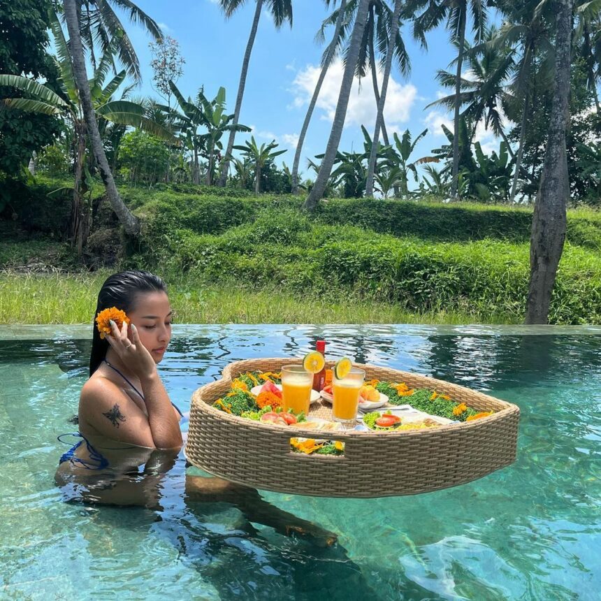 Cekricek.id, Berita Artis dan Berita Seleb - Artis serta model cantik Jennifer Coppen belum lama ini mengunggah fotonya saat sedang mandi. 