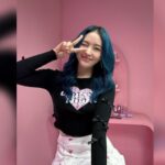Cekricek.id, Berita Artis dan Berita Seleb - Artis cantik Natasha Wilona memilih mewarnai rambut menjadi warna biru, netizen malah salfok