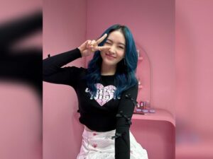 Cekricek.id, Berita Artis dan Berita Seleb - Artis cantik Natasha Wilona memilih mewarnai rambut menjadi warna biru, netizen malah salfok