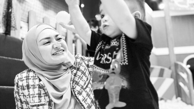 Cekricek.id, Berita Artis dan Berita Seleb - Sosok presenter Nathalie Holscher secara diam-diam kini sebar sebuah undangan, promosi atau nikah?