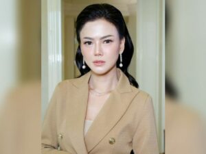 Cekricek.id, Berita Artis dan Berita Seleb - Tampilan yang lebih formal dari seorang Nita Gunawan rupanya mampu mengalihkan dunia